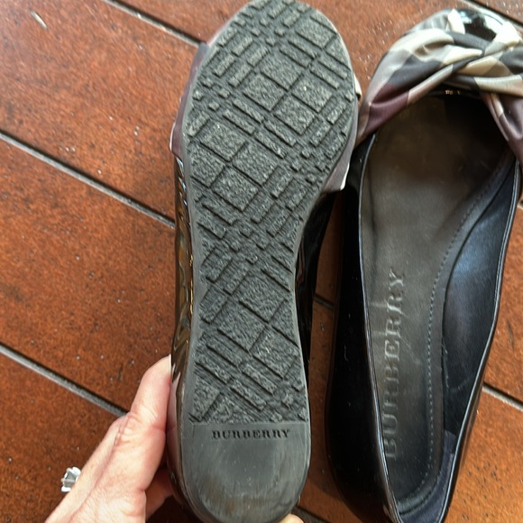 BURBERRY Patent Leather Flats. Size 36. Excellent condition! - Picture 10 of 15